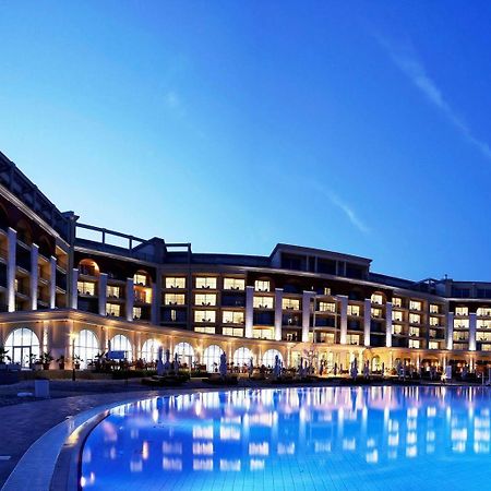 Lighthouse Golf & Spa Hotel Balchik Exterior foto The hotel at night