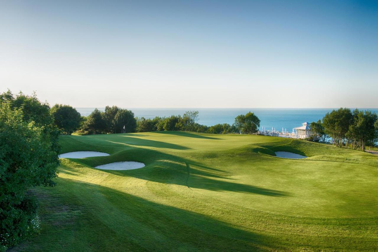 Lighthouse Golf & Spa Hotel Balchik Exterior foto Golf course at the resort