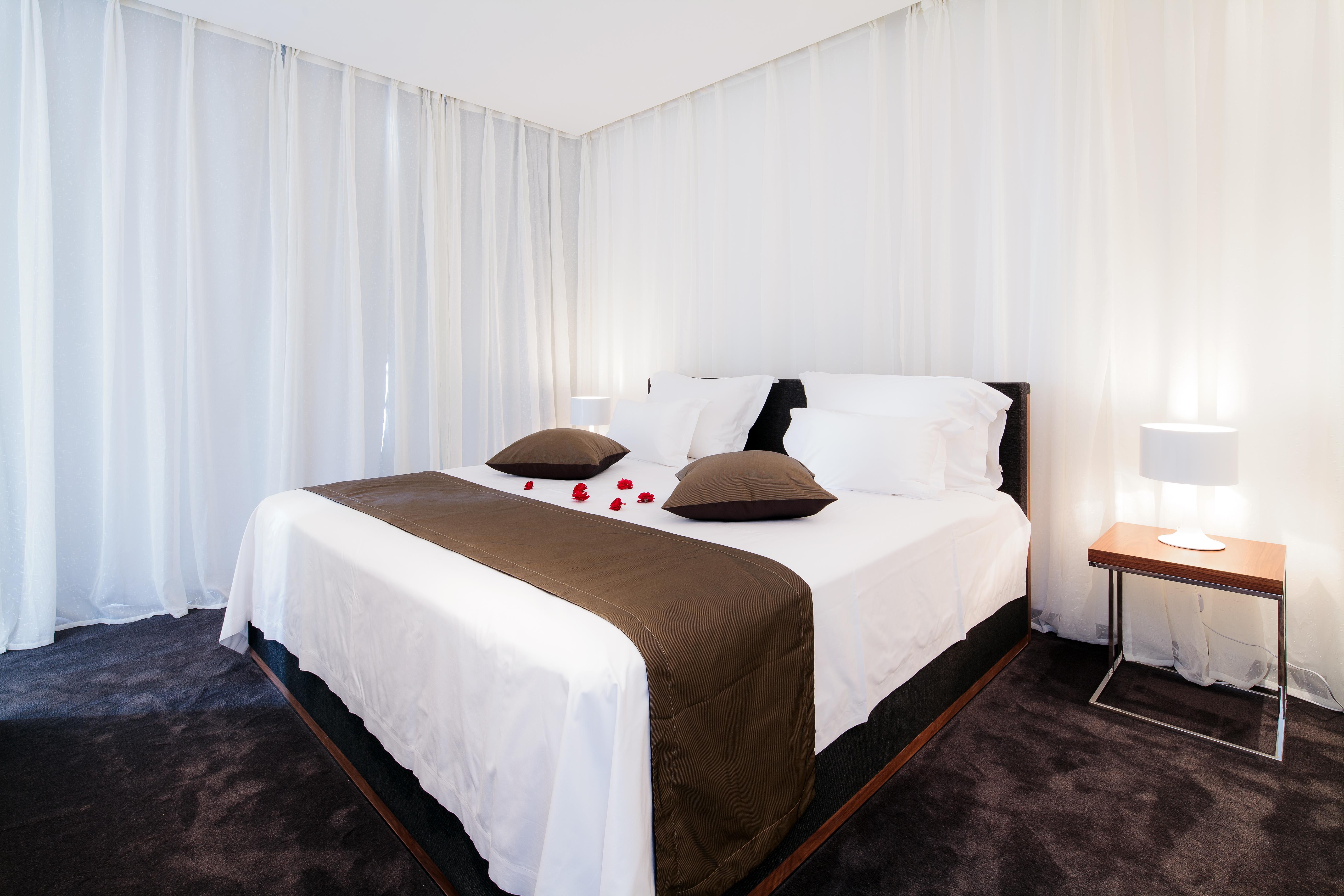 Lighthouse Golf & Spa Hotel Balchik Exterior foto A bed with a bed runner