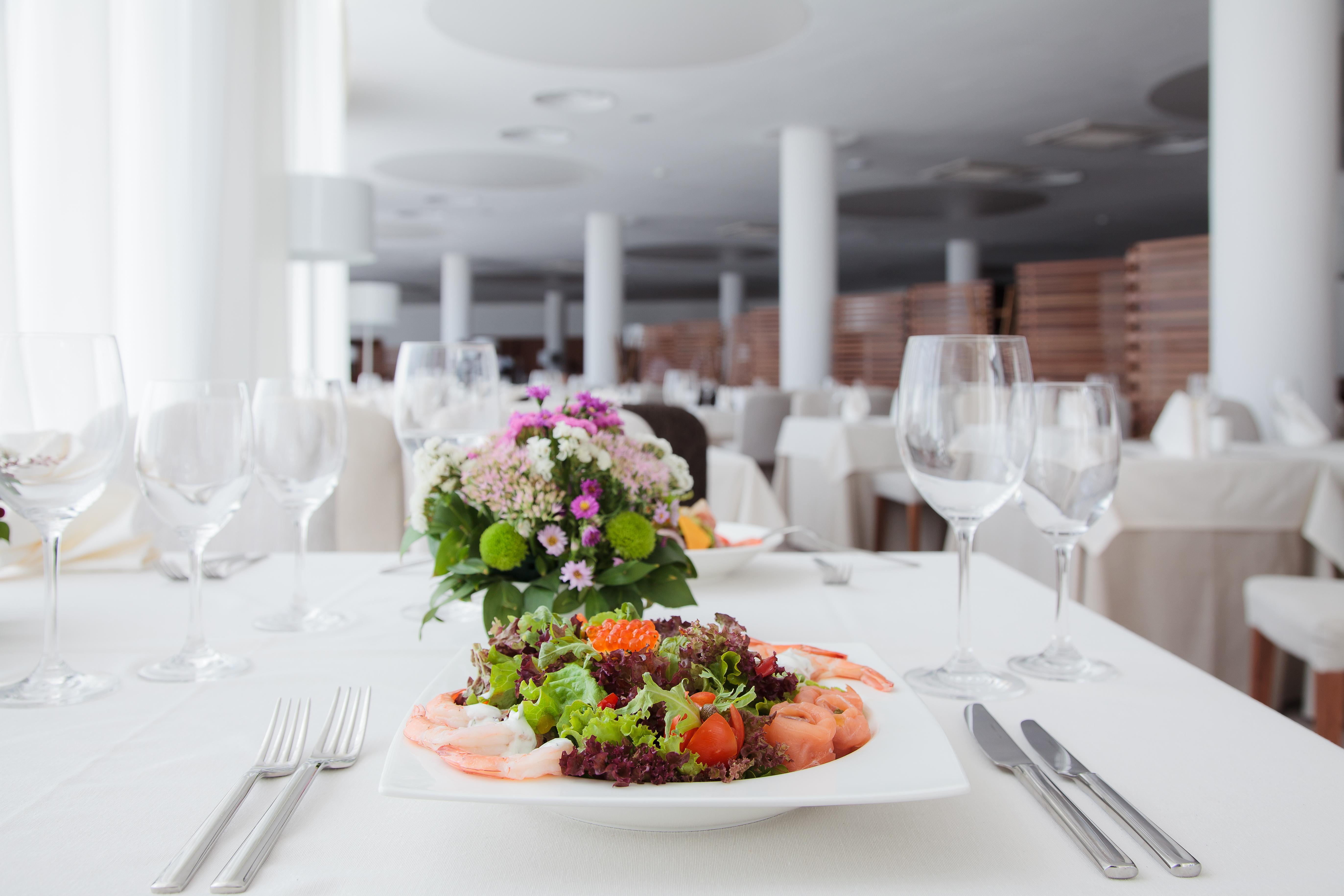 Lighthouse Golf & Spa Hotel Balchik Exterior foto A salad on a plate
