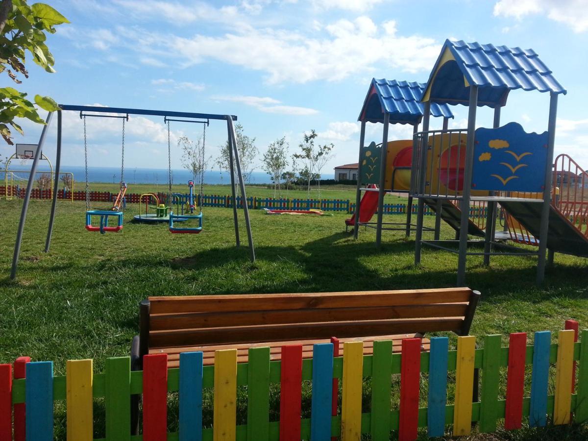 Lighthouse Golf & Spa Hotel Balchik Exterior foto Playground in the village