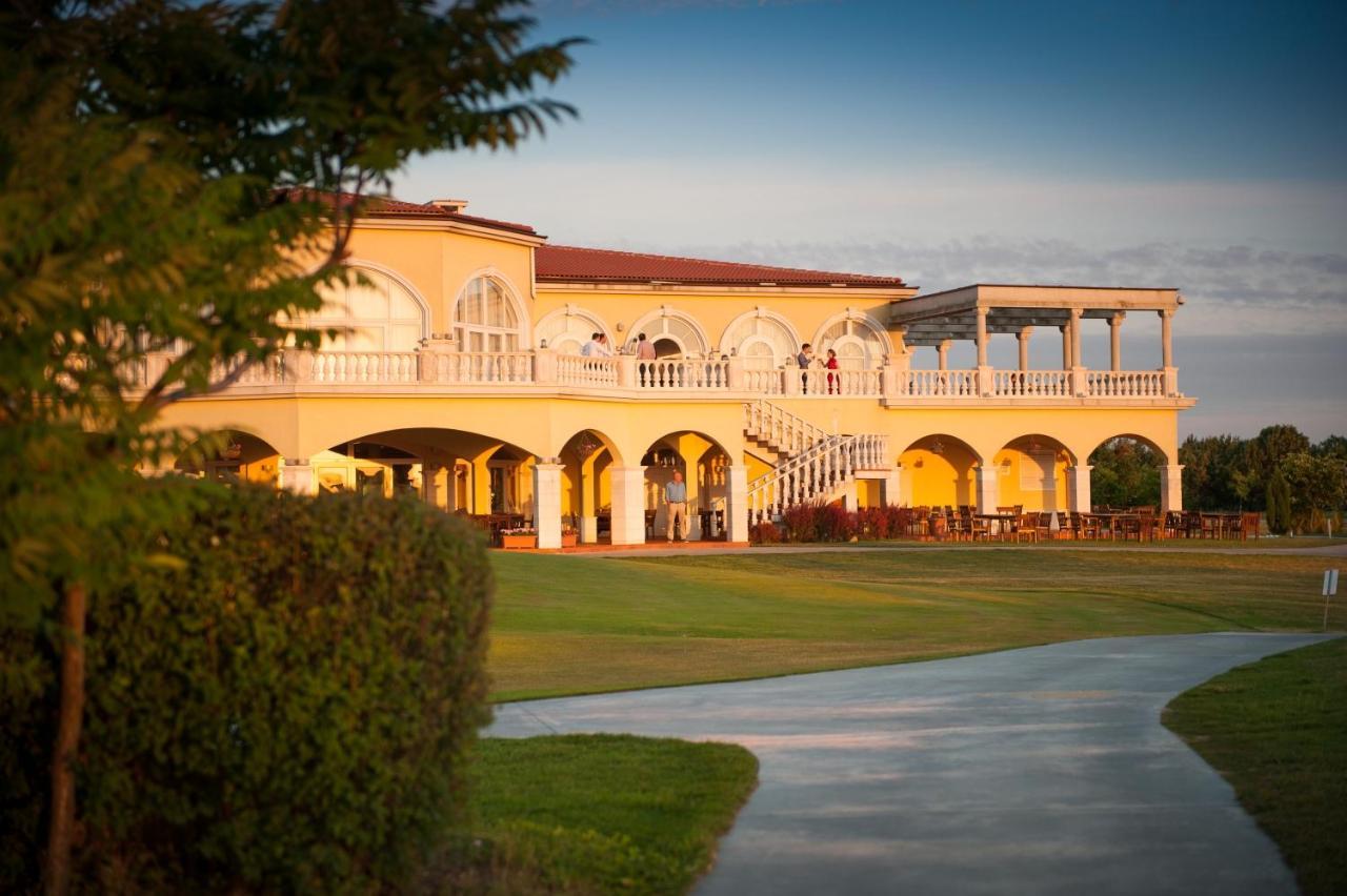 Lighthouse Golf & Spa Hotel Balchik Exterior foto The clubhouse at the Royal Palm Golf and Country Club