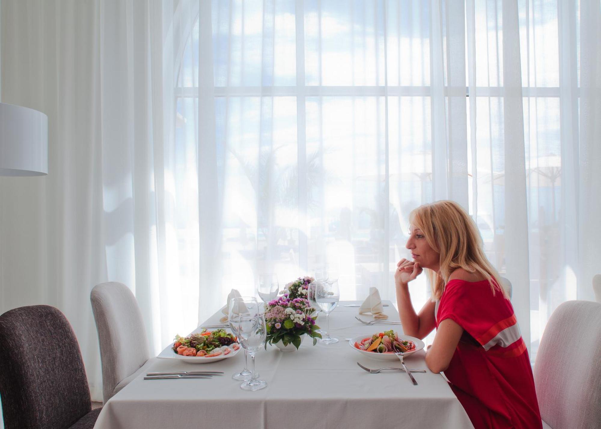 Lighthouse Golf & Spa Hotel Balchik Exterior foto A woman at a restaurant