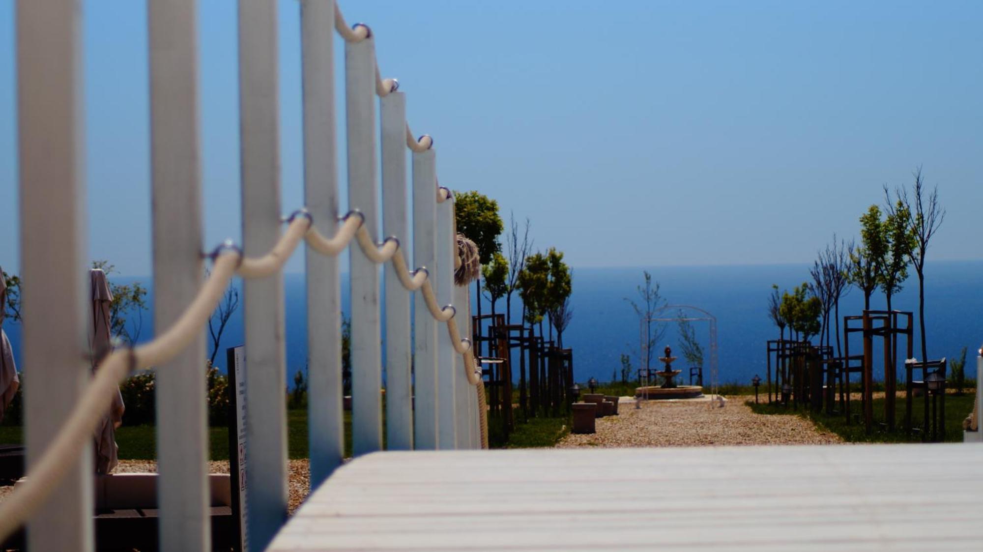 Lighthouse Golf & Spa Hotel Balchik Exterior foto The memorial