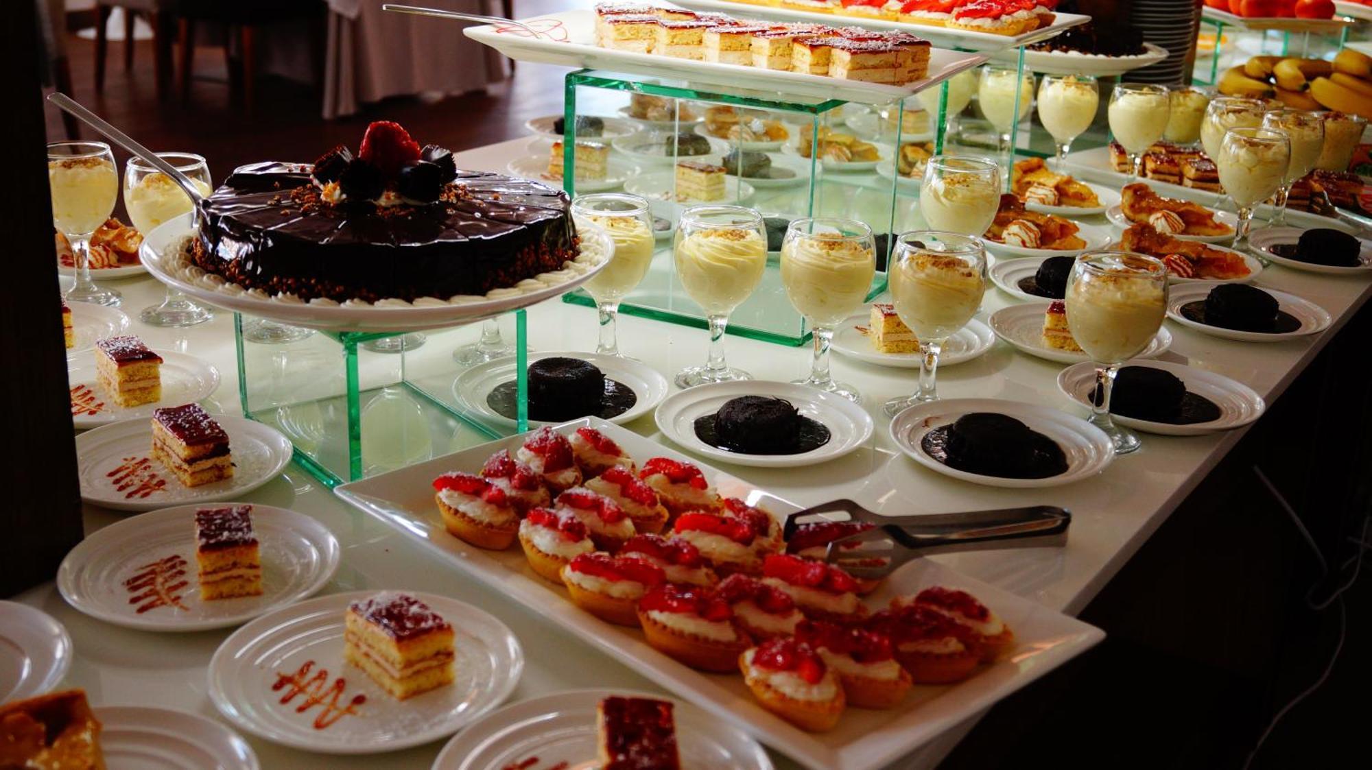 Lighthouse Golf & Spa Hotel Balchik Exterior foto A dessert buffet