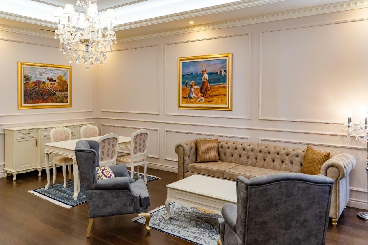 Lighthouse Golf & Spa Hotel Balchik Exterior foto A living room with wainscoting