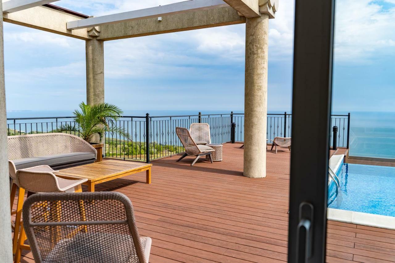 Lighthouse Golf & Spa Hotel Balchik Exterior foto Rooftop pool at the hotel